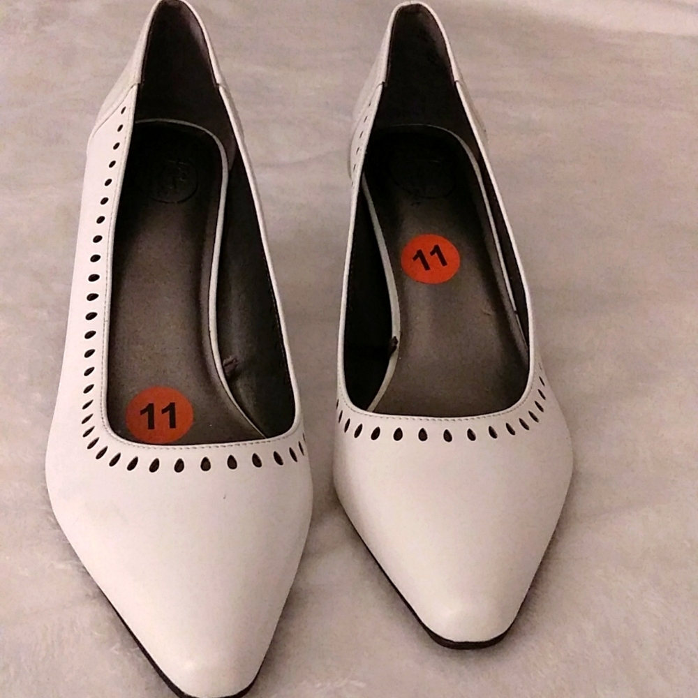 A comfortable white heeled shoe, size 11 and made by life stride.